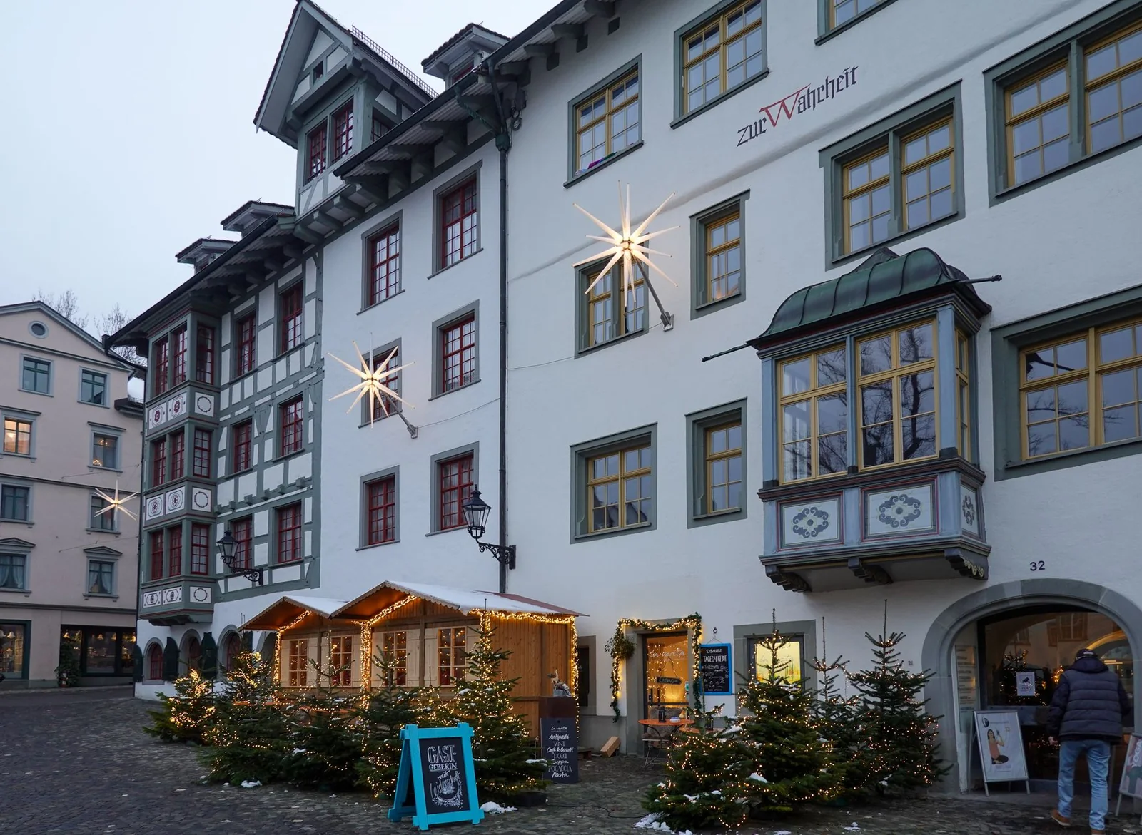 Allée de chalets en bois décorés au village de Noël de Nice