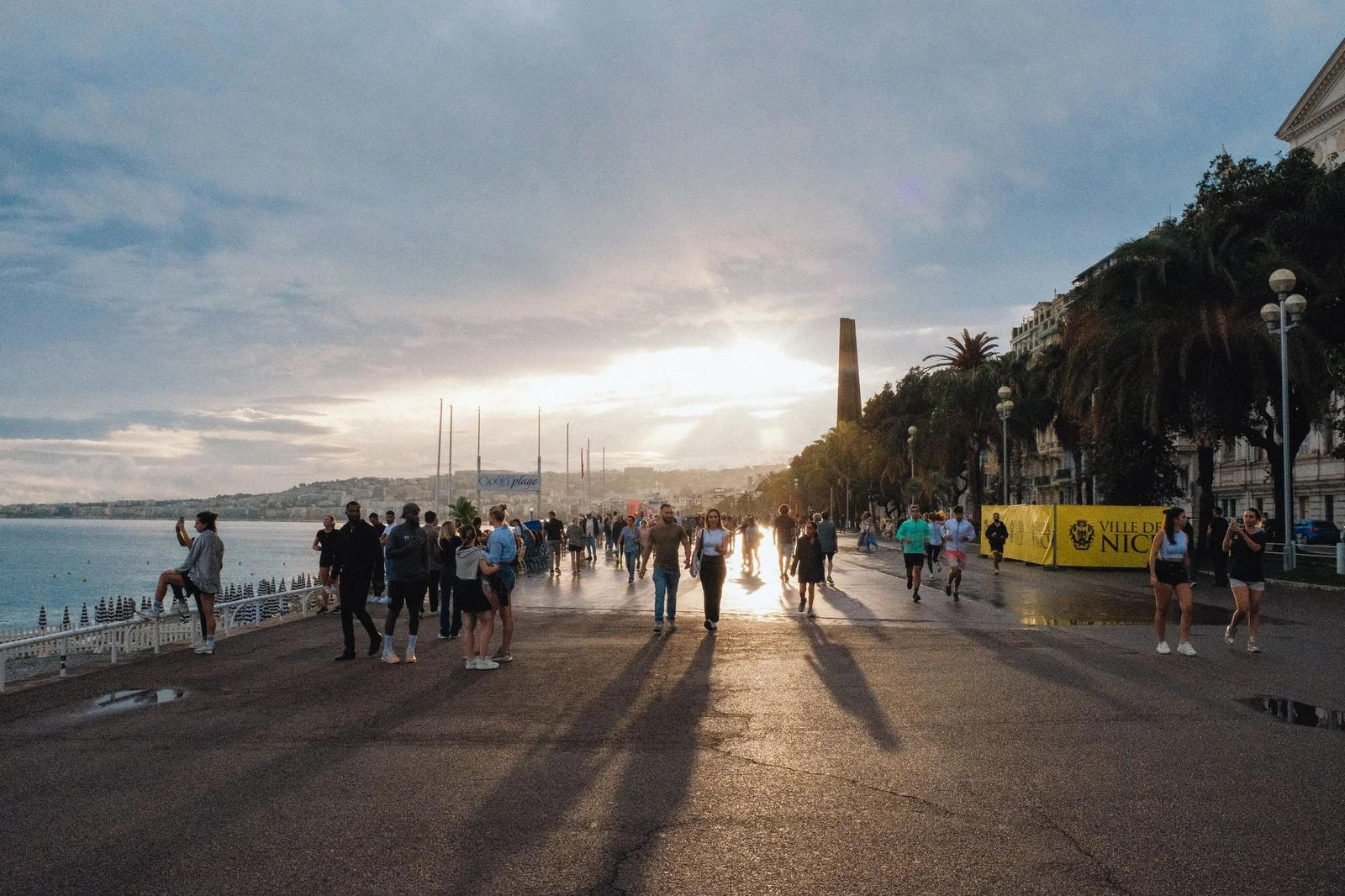 Coureurs du marathon Nice-Cannes sur la Promenade des Anglais