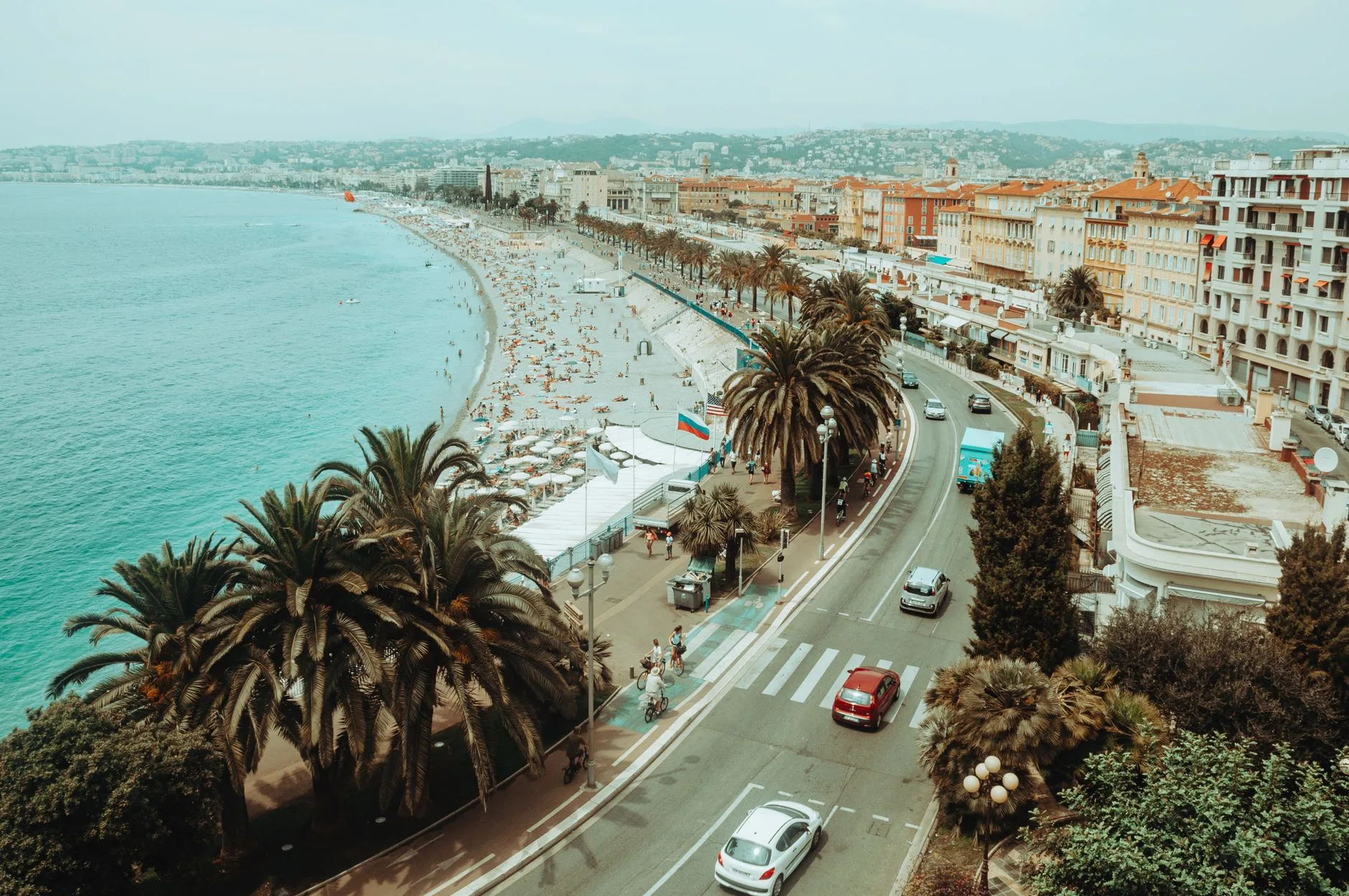 Vue aérienne de la Promenade des Anglais, de ses palmiers et de la plage de Nice